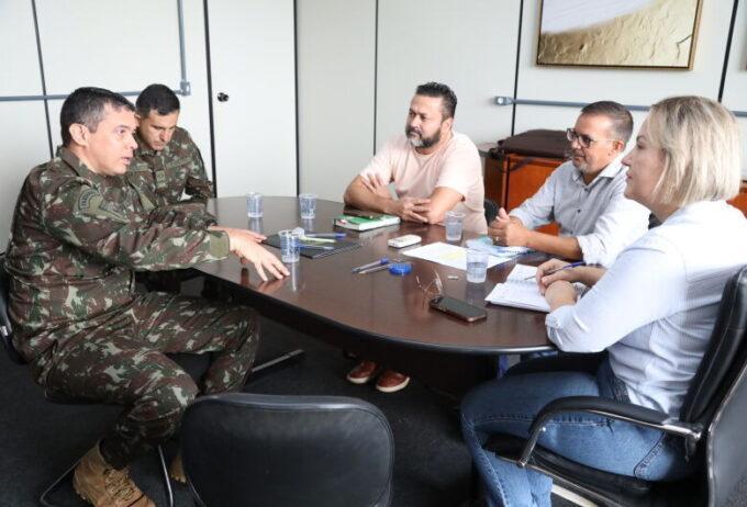 Liandra recebe representantes da 4ª Brigada de Cavalaria Mecanizada na Câmara