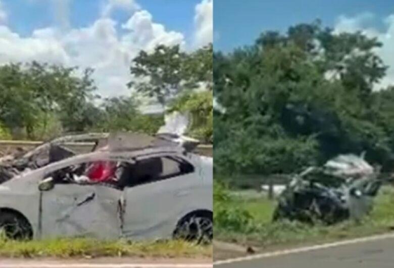 Carro bate em guard-rail na BR-163 e duas pessoas ficam feridas