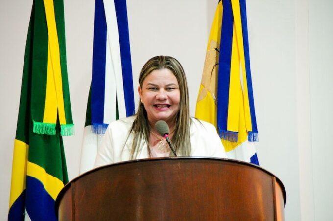 Ana Paula homenageia Igreja Comunidade Tempo de Vida com diploma