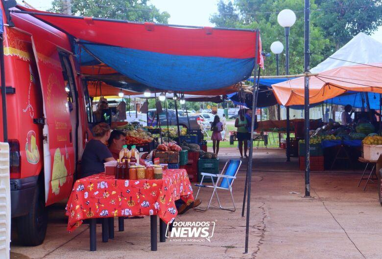 Feirantes compartilham histórias sobre trabalho e resistência em Dourados