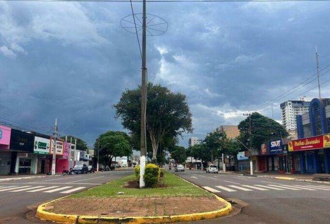Céu parcialmente nublado com calor marca a tarde deste domingo em Dourados