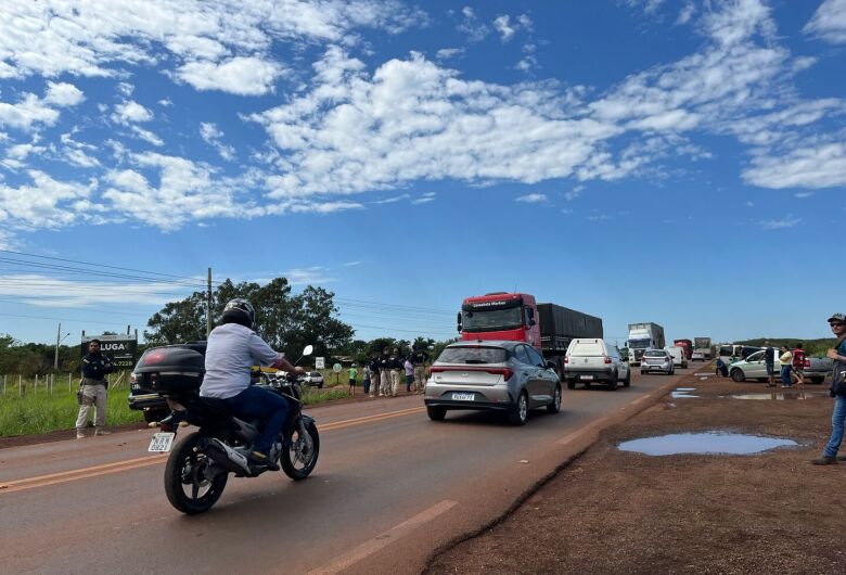Populares encerram bloqueio na BR-163 após 3h e reunião vai definir medidas de segurança