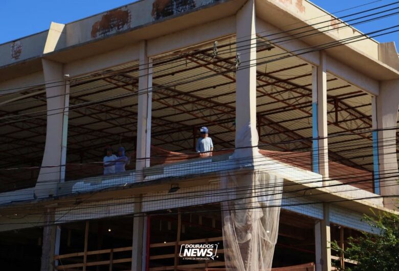 Câmara vê irregularidades e paralisa obras do prédio por 120 dias