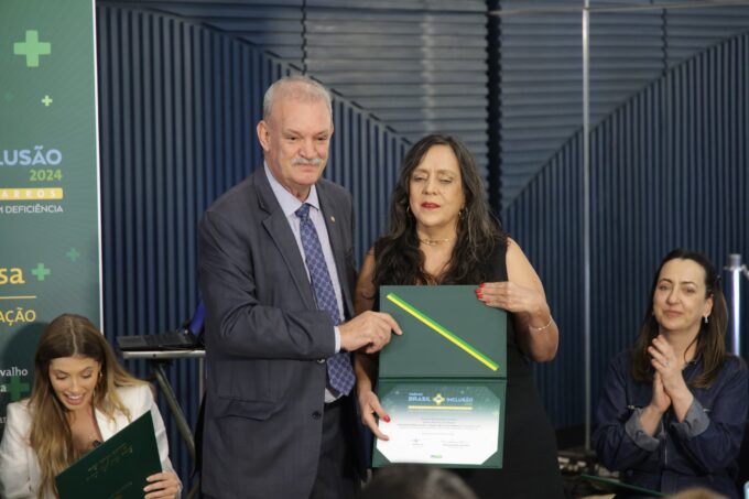 DEPUTADO GERALDO RESENDE LAMENTA EXONERAÇÃO DE TELMA NANTES NO MS