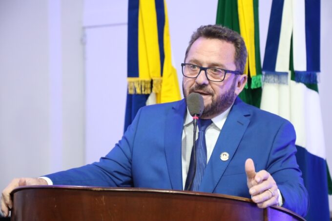 Laudir cobra iluminação e segurança em rua de acesso às universidades