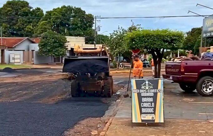 PREFEITURA INTENSIFICA OPERAÇÃO TAPA-BURACO NA RUA INDEPENDÊNCIA
