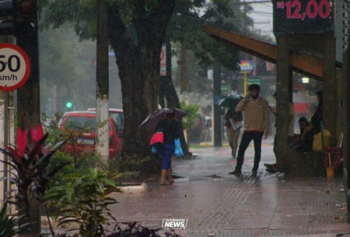 TEMPO DOURADOS DOBRA MÉDIA HISTÓRICA E REGISTRA ABRIL CHUVOSO