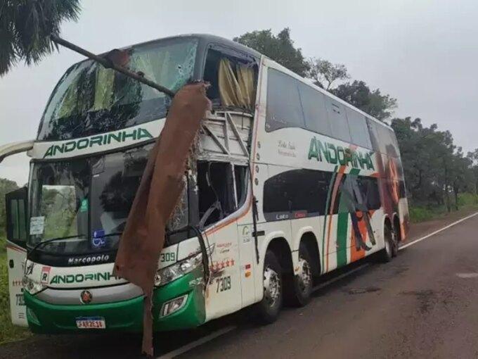 Duas pessoas morrem e criança fica gravemente ferida em acidente com ônibus