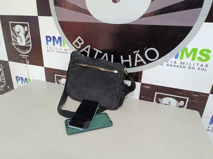 Furto em loja termina com marido preso e mulher detida por xingar policiais