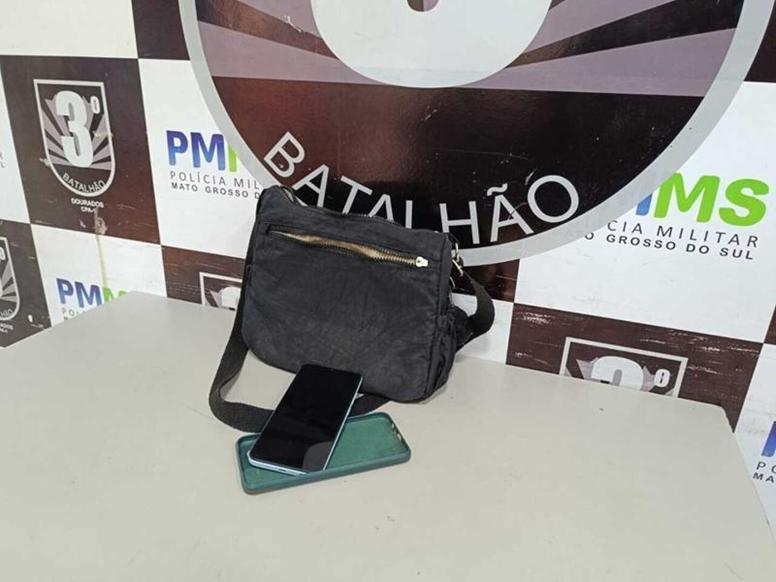 Furto em loja termina com marido preso e mulher detida por xingar policiais