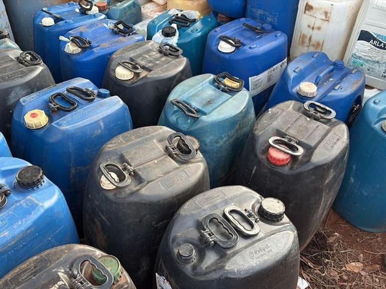 Polícia apreende combustível vendido ilegalmente em lava-rápido