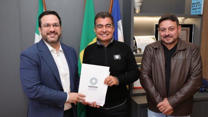 UNIFRON ANUNCIA FACULDADE DE MEDICINA PARA DOURADOS EM REUNIÃO
