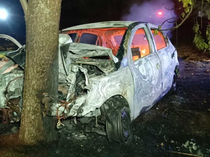 CARRO PEGA FOGO APÓS COLISÃO, HOMEM MORRE E MENOR FICA FERIDO