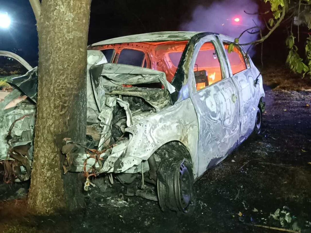 CARRO PEGA FOGO APÓS COLISÃO, HOMEM MORRE E MENOR FICA FERIDO
