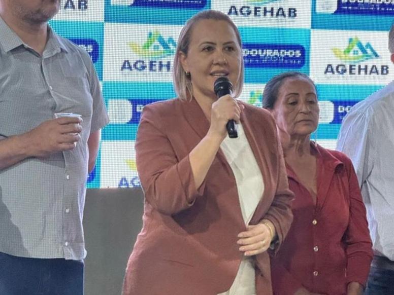 Liandra da Saúde entrega títulos de regularização fundiária em Dourados