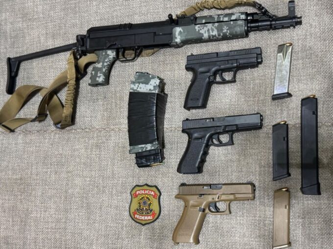 PF apreende fuzil e três pistolas em abordagem a veículo em condomínio