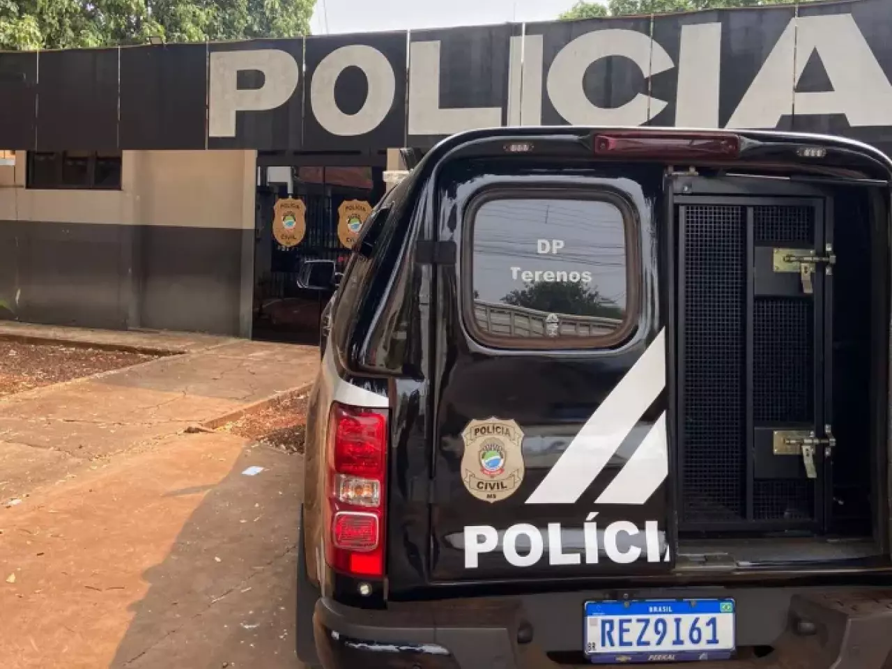 Polícia investiga se mulher foi jogada viva por amante em valeta