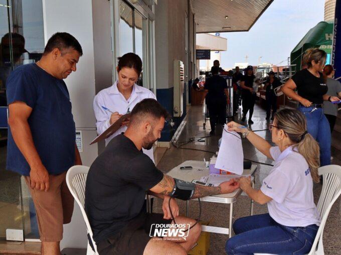 CAMINHONEIROS RECEBEM ATENDIMENTOS DE SAÚDE EM AÇÃO ESPECIAL