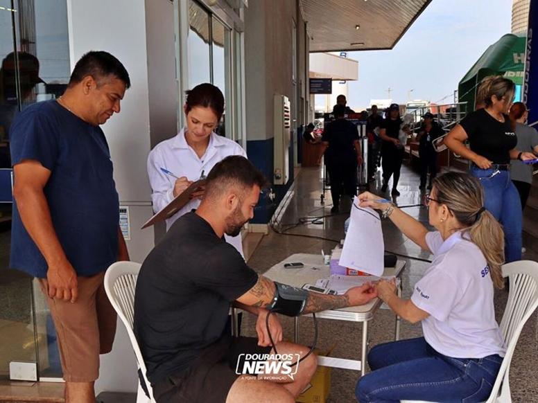 CAMINHONEIROS RECEBEM ATENDIMENTOS DE SAÚDE EM AÇÃO ESPECIAL