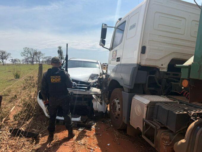 Caminhonete carregada com 1,6 t de maconha colide com carreta durante perseguição
