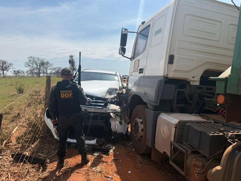 Caminhonete carregada com 1,6 t de maconha colide com carreta durante perseguição
