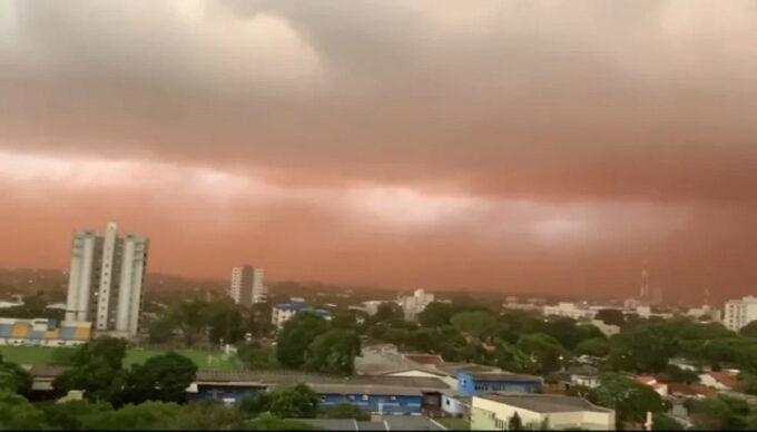 Em Dourados, chegada da primavera é marcada por vendaval intenso