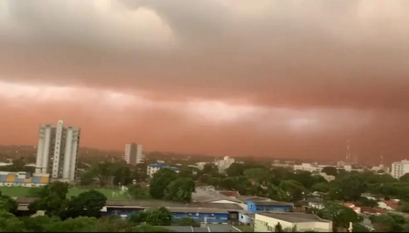 Em Dourados, chegada da primavera é marcada por vendaval intenso