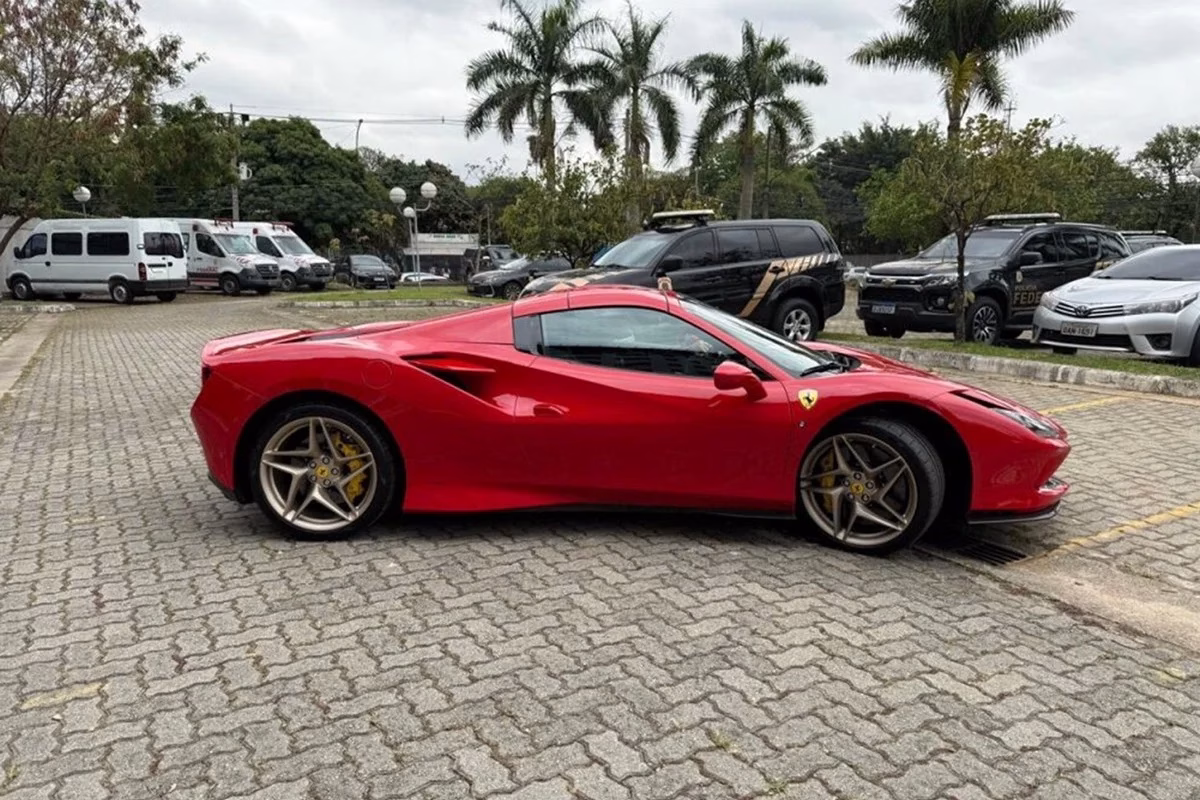 Ferrari F8 Spider apreendida em operação contra sindicato