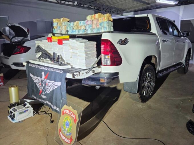 FLAGRANTE: AÇÃO CONJUNTA APREENDE COCAÍNA, FUZIL E R$ 1,7 MILHÃO