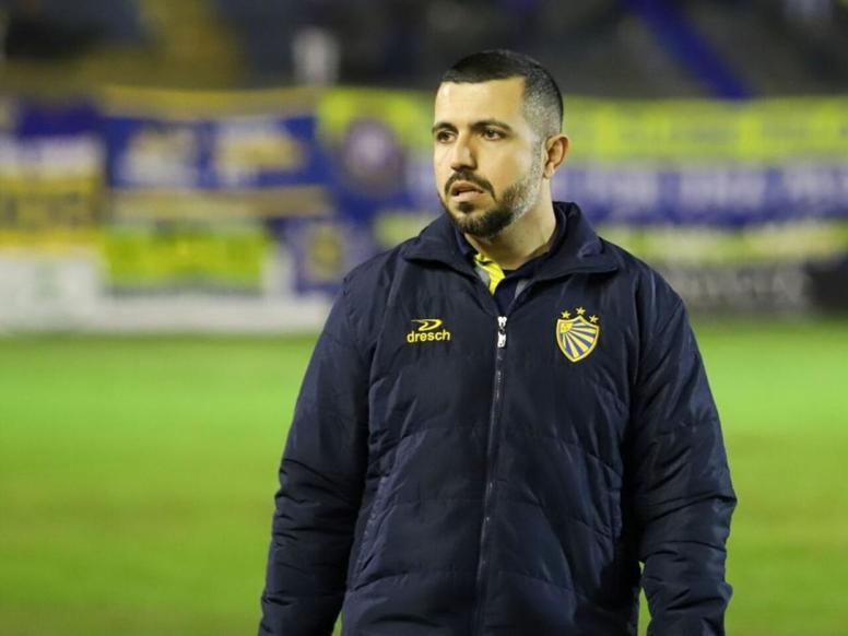 DAC apresenta técnico Ariel Lanzini e fecha elenco para 2026