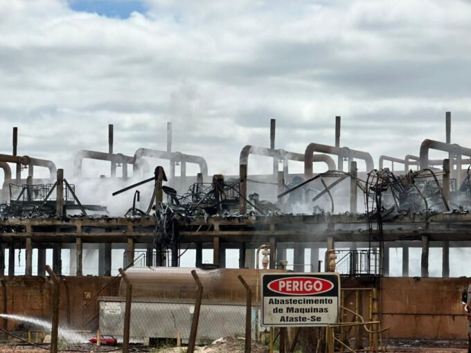 Incêndio em usina destrói cinco torres de resfriamento hoje