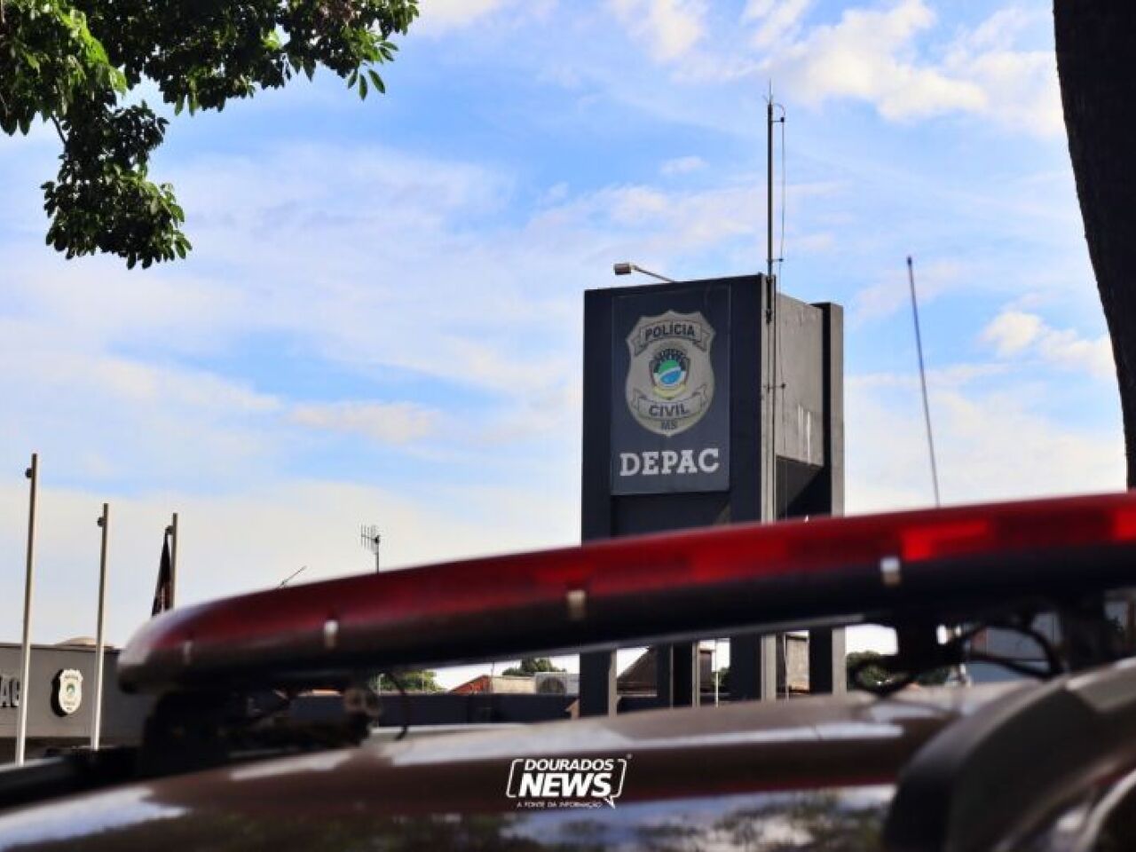 mulher atingida por bala perdida é socorrida com bebê na rua