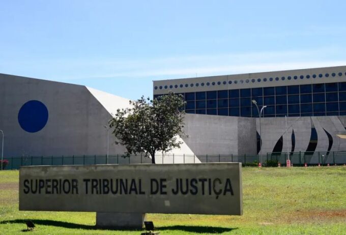 Flávio Bolsonaro sai em defesa de Valdemar Costa Neto diante de investigações sobre emendas parlamentares